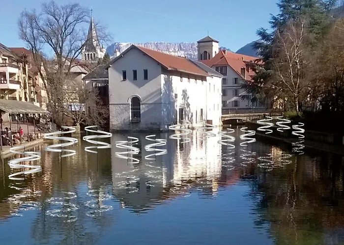 Batiment Historique Le Long Du Canal Du Thiou - Historic Building Along Thiou Canal Annecy