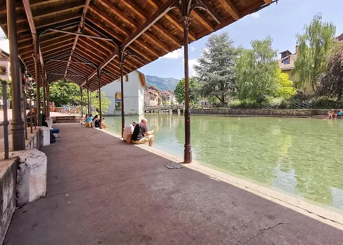 Batiment Historique Le Long Du Canal Du Thiou - Historic Building Along Thiou Canal Apartment *